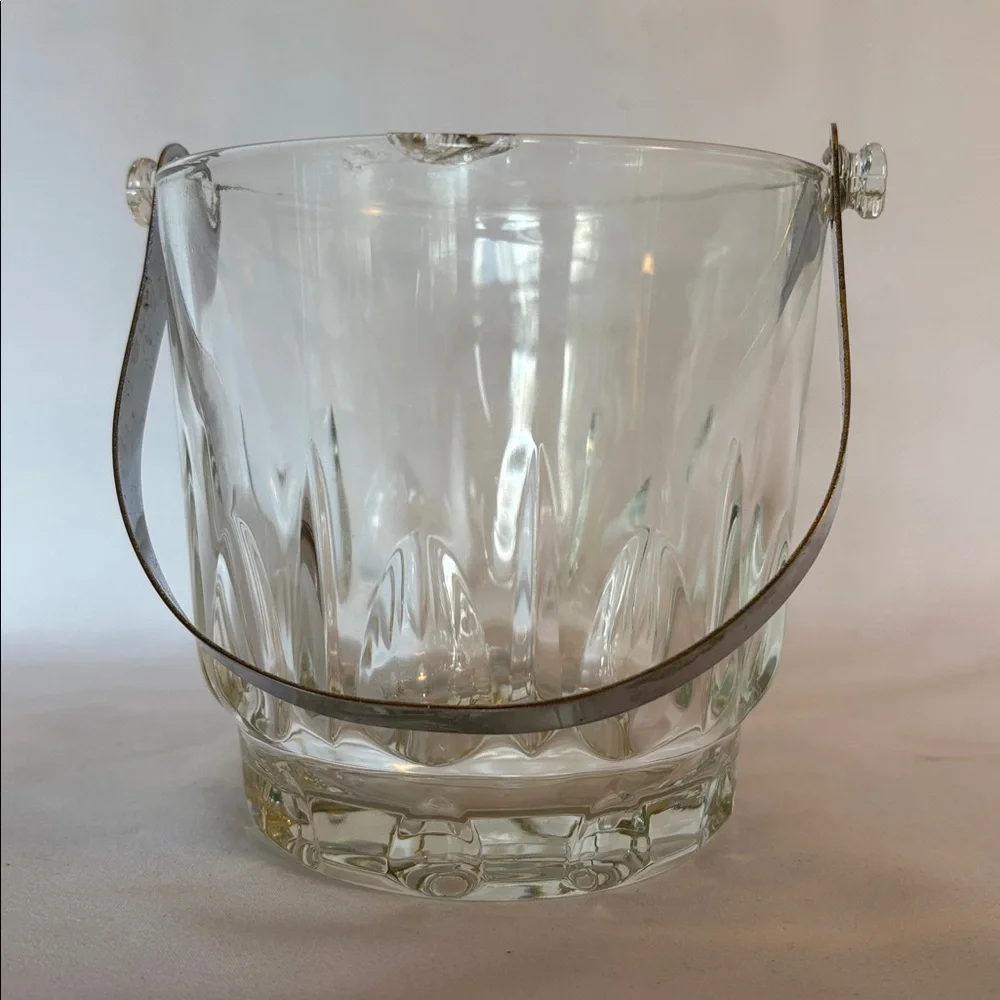 VINTAGE ! ELEGANT CLEAR GLASS ICE BUCKET. Elegant